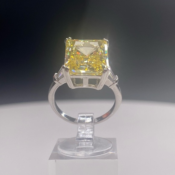 CANARY YELLOW 10 CARAT EMERALD CUT SIMULATED STONE SET IN STERLING SILVER - Picture 5 of 7